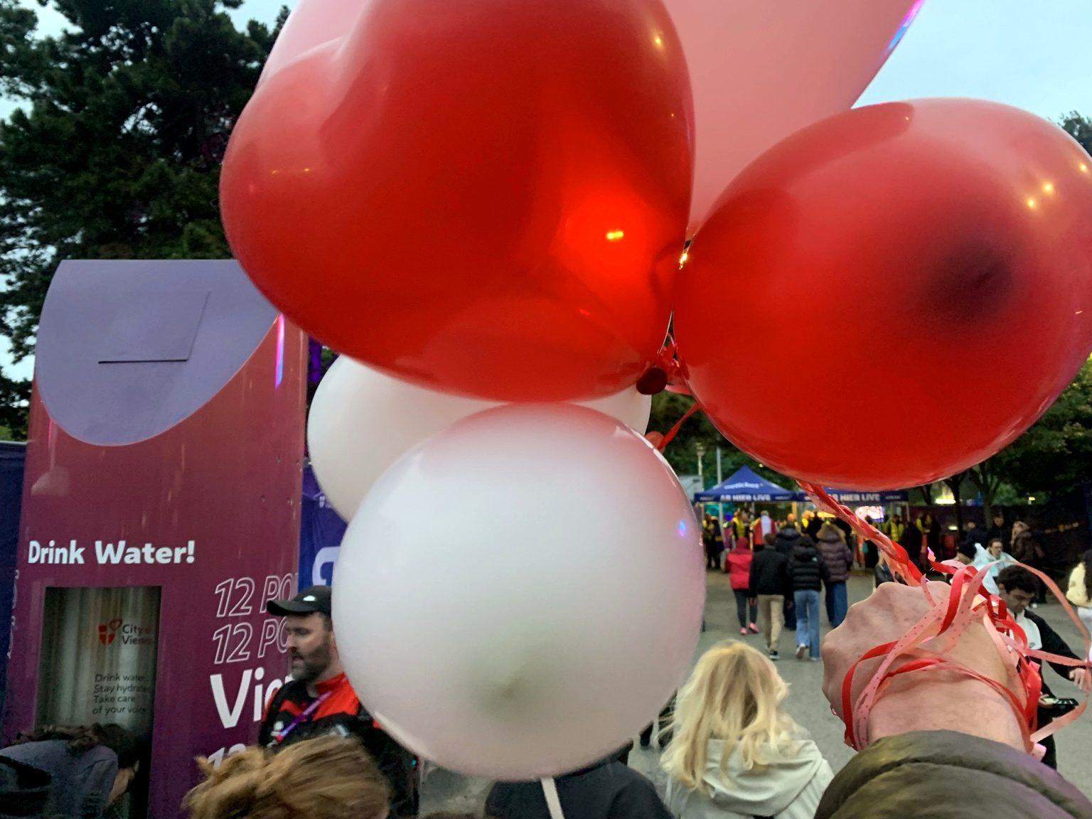Rote und weiße Herzballons bei der Klimafeld Aktion rund um den Song Contest in Wien